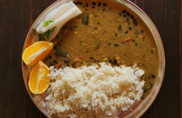 Kitchari de arroz y mung dal servido en un cuenco Kitchari de arroz y mung dal servido en un cuenco