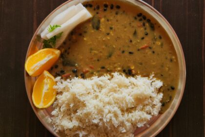 Kitchari de arroz y mung dal servido en un cuenco