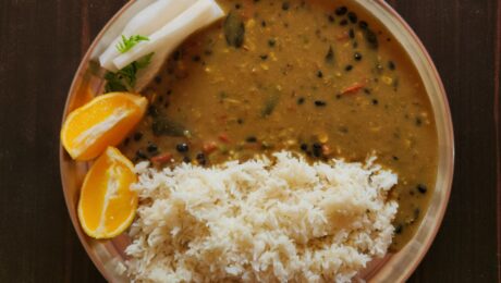 Kitchari de arroz y mung dal servido en un cuenco