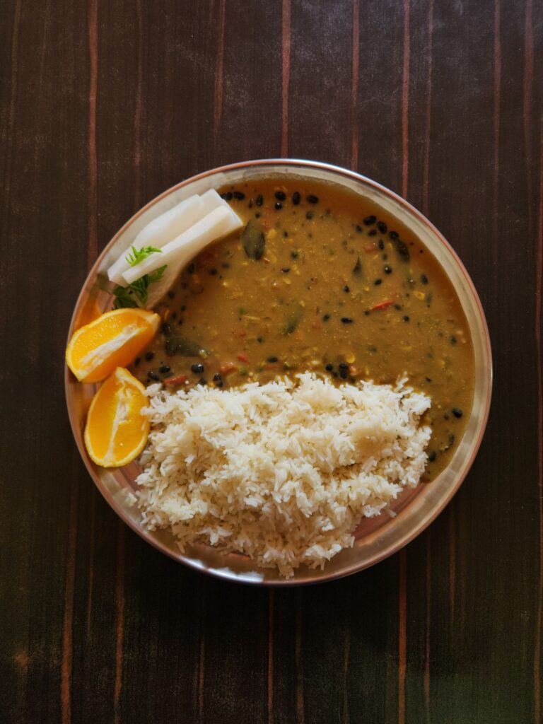 Kitchari de arroz y mung dal servido en un cuenco