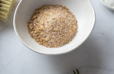 Exfoliante herbal y cepillo para masaje en seco