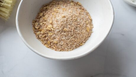 Exfoliante herbal y cepillo para masaje en seco