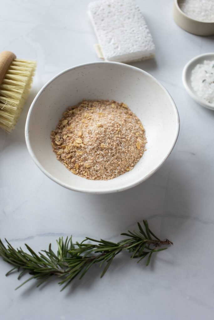 Exfoliante herbal y cepillo para masaje en seco