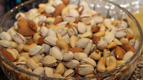 Frutos secos variados en un cuenco de vidrio