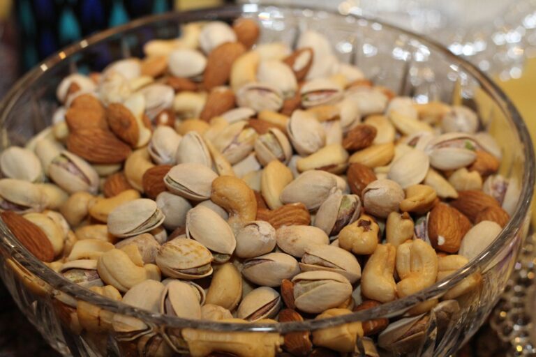Frutos secos variados en un cuenco de vidrio